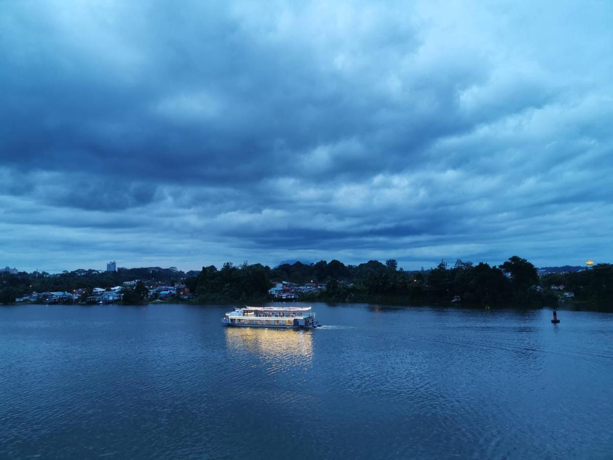Cozzzy Hut @ Riverine Diamond Kuching Bagian luar foto
