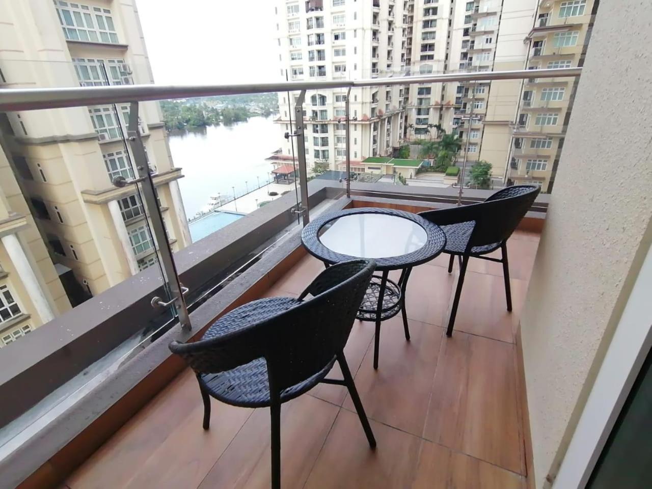 Cozzzy Hut @ Riverine Diamond Kuching Bagian luar foto